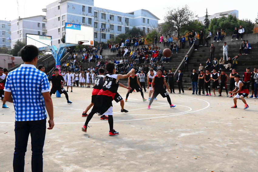 群情激昂的男篮比赛，人文VS研究生院