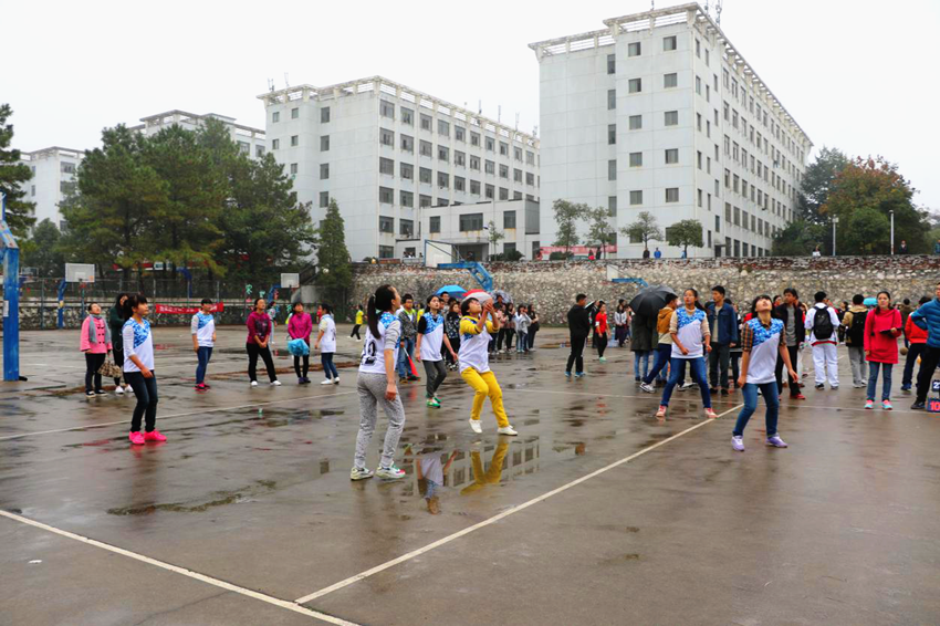 女排队员们全神贯注地进行比赛