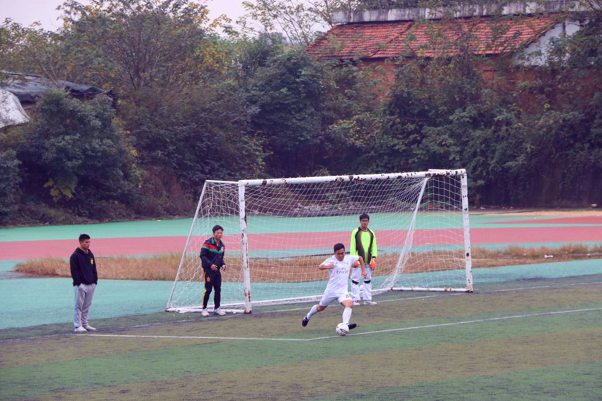 扣人心弦的足球比赛