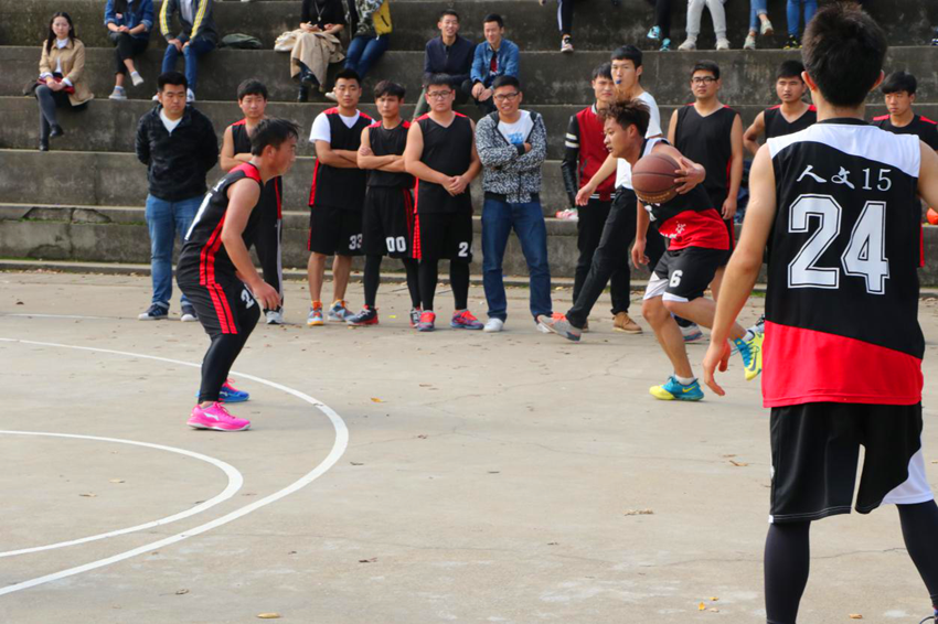 每位男篮队员都全力以赴，力争取得优异的成绩