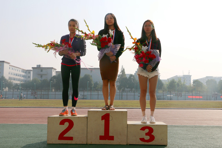 公司运动员荣获女子跳高第二名 公司运动员荣获女子跳高第二名