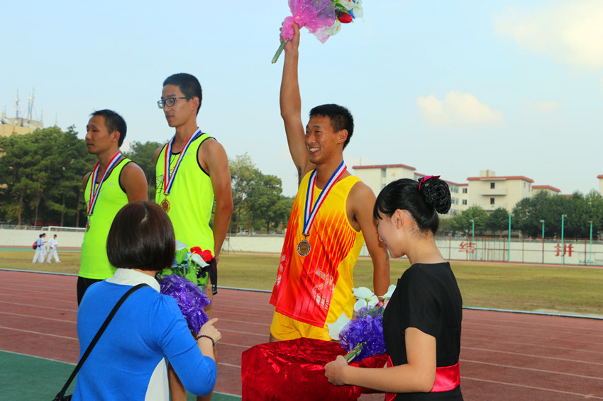 公司运动员荣获男子400米第三名 公司运动员荣获男子400米第三名