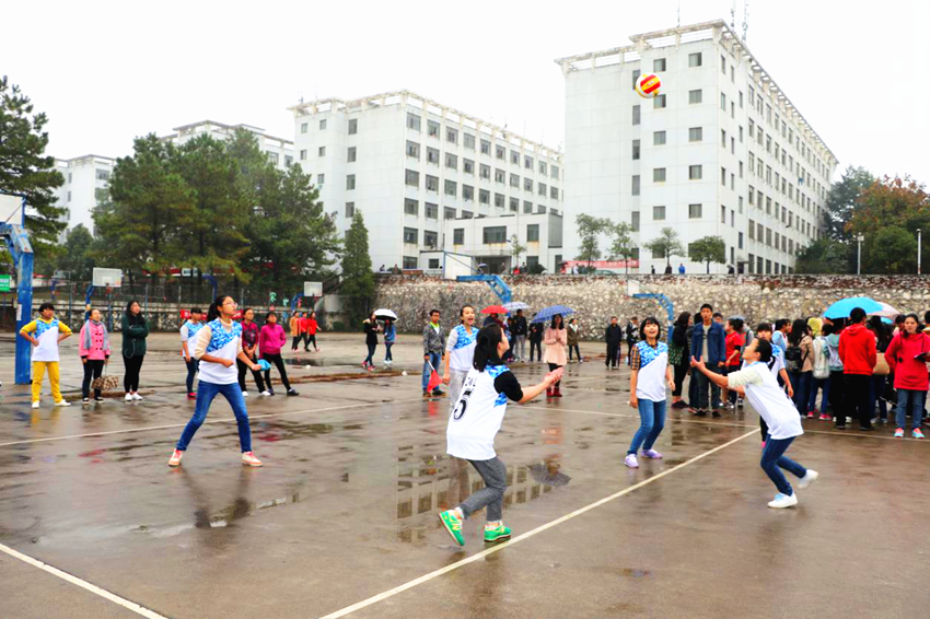 女排队员认真的进行赛前热身