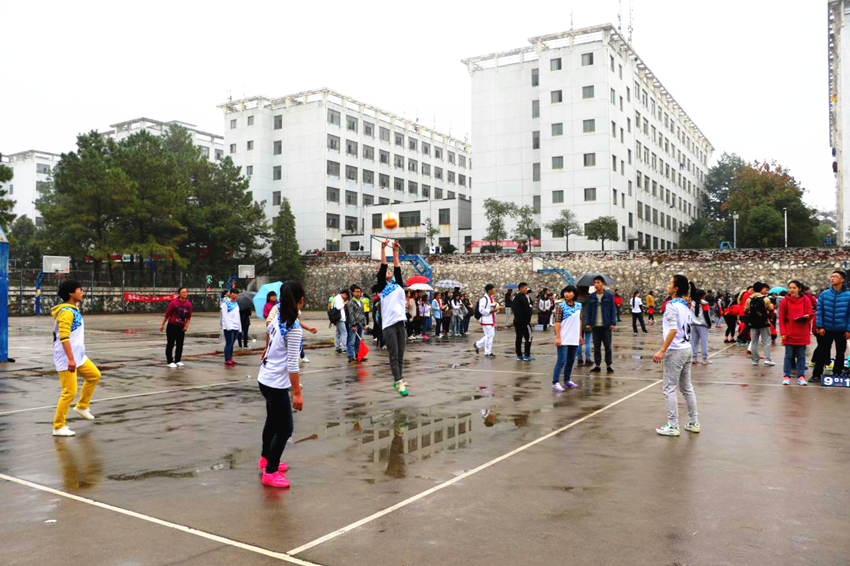 冒雨坚持的女排比赛